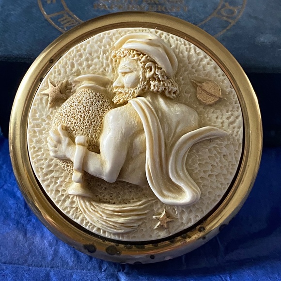 Stuart Houghton I AQUARIUS I Zodiac Paperweight - Picture 2 of 16